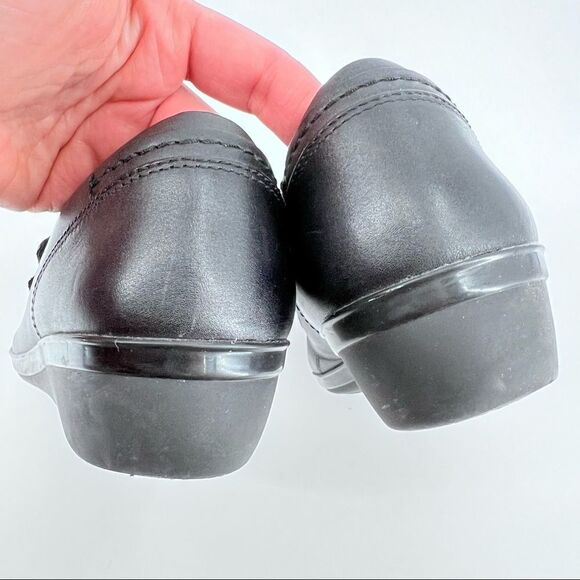 Clarks Collection Everlay Dixie Leather Loafer size 10 black strap Velcro flats - Picture 8 of 8